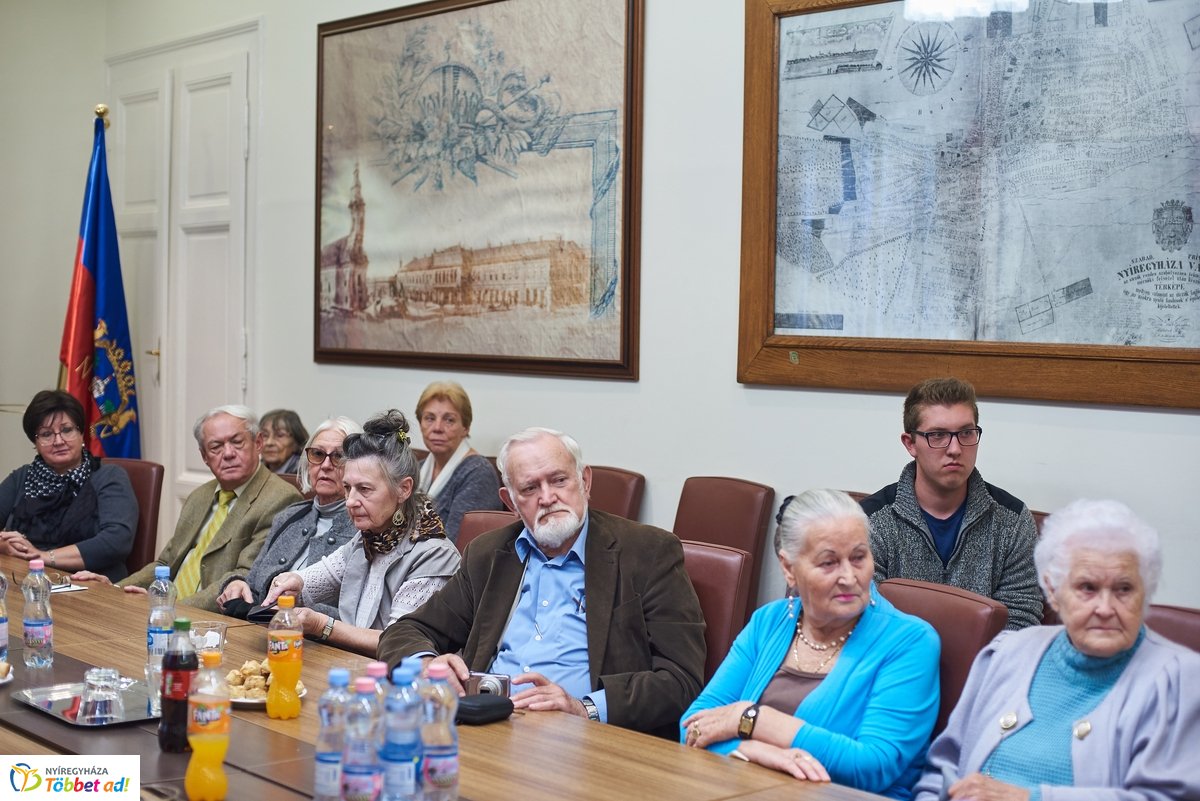 Élettörténetek - könyv átadó