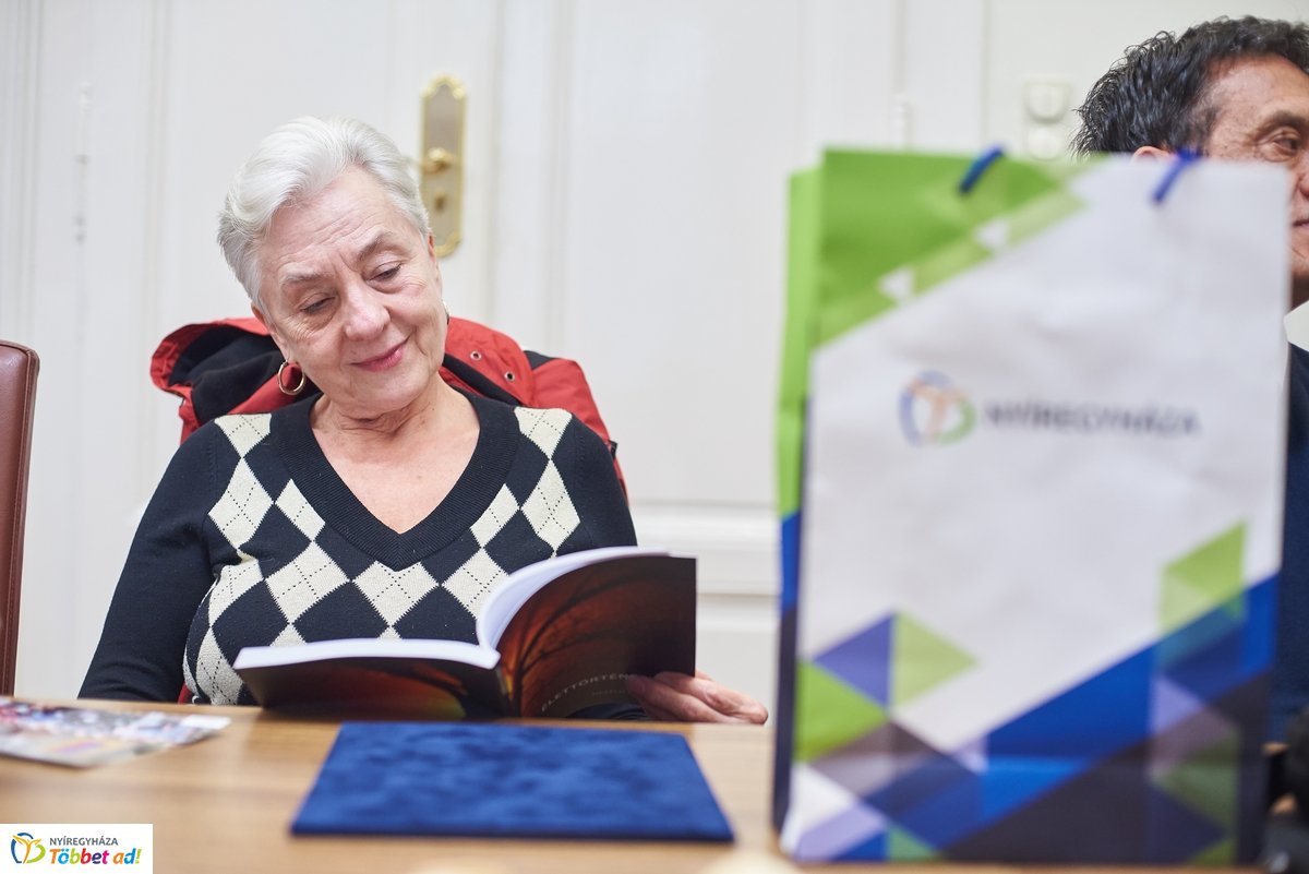 Élettörténetek - könyv átadó