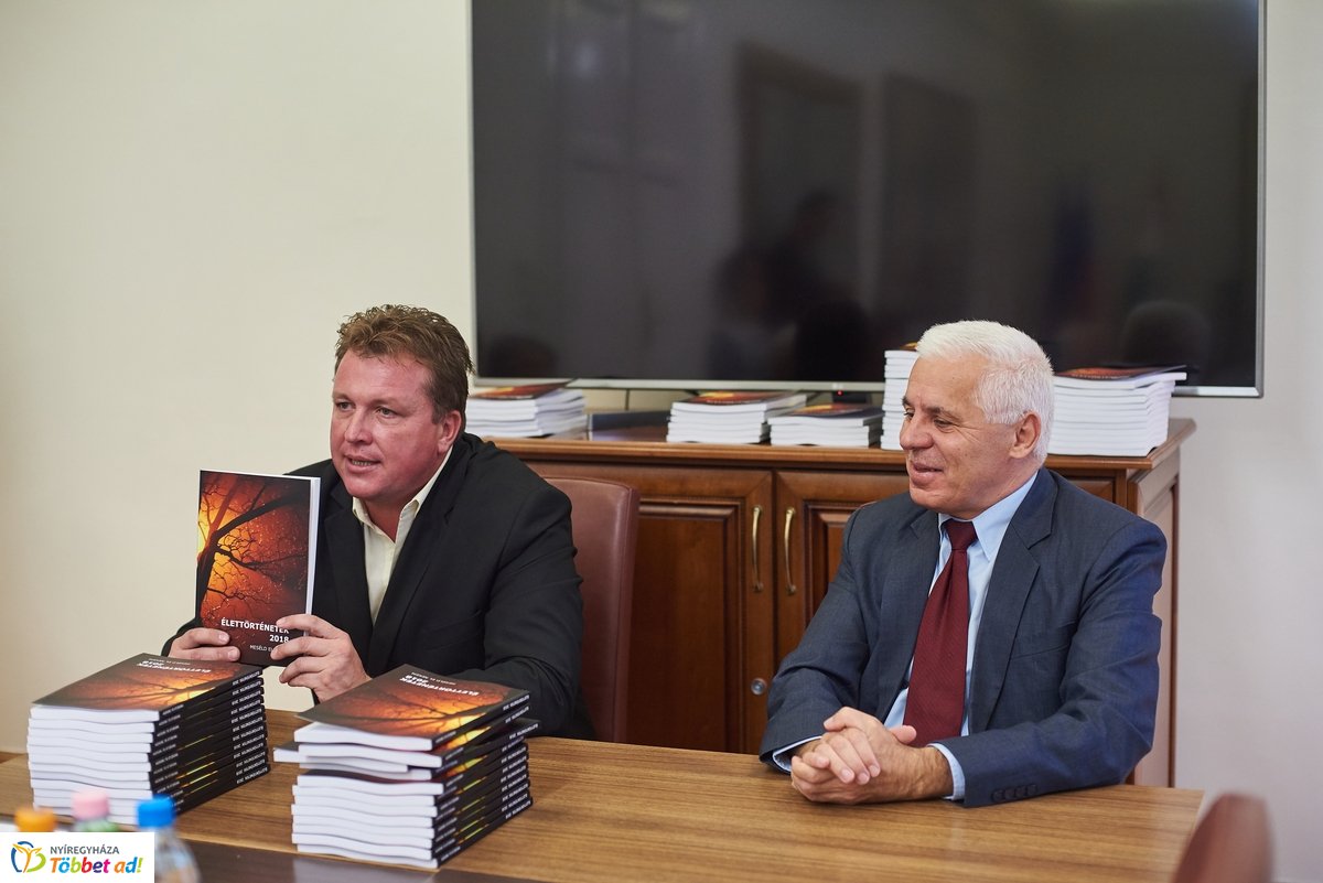 Élettörténetek - könyv átadó