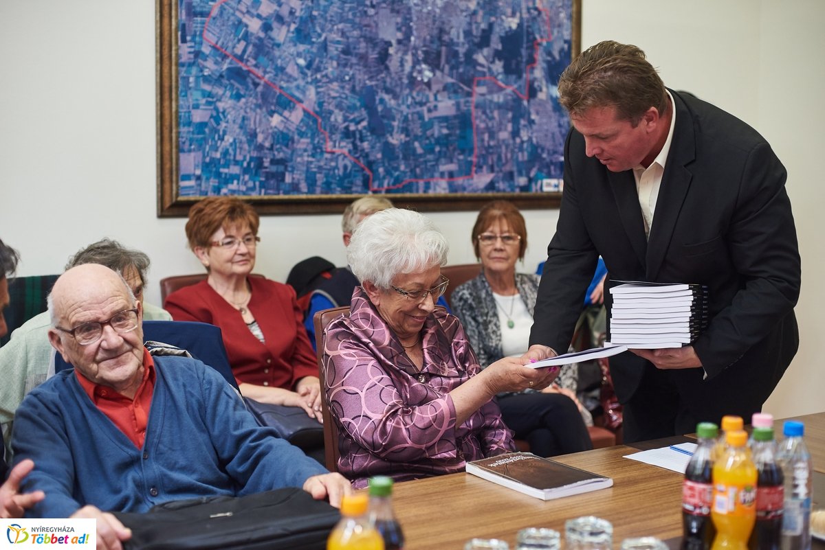 Élettörténetek - könyv átadó