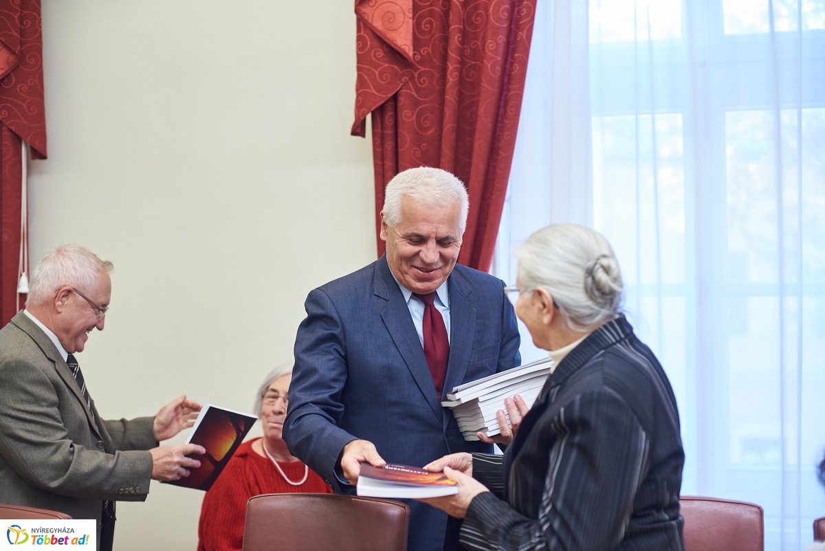 Élettörténetek - könyv átadó