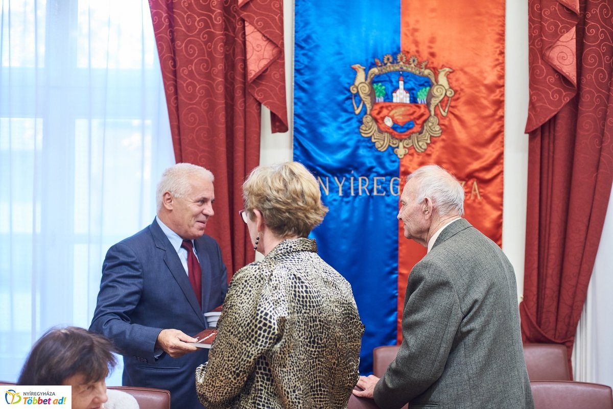 Élettörténetek - könyv átadó