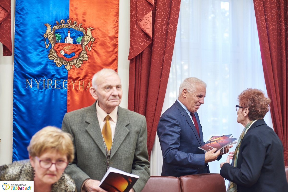 Élettörténetek - könyv átadó