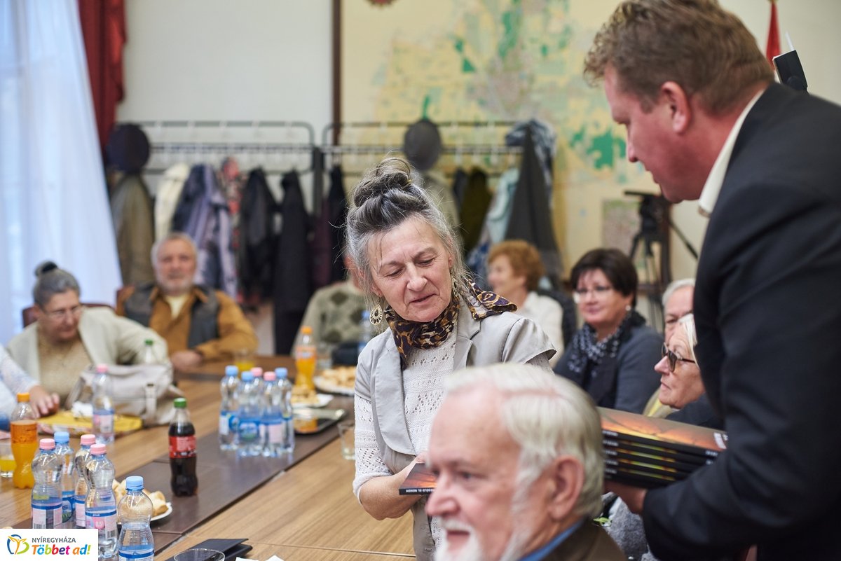 Élettörténetek - könyv átadó