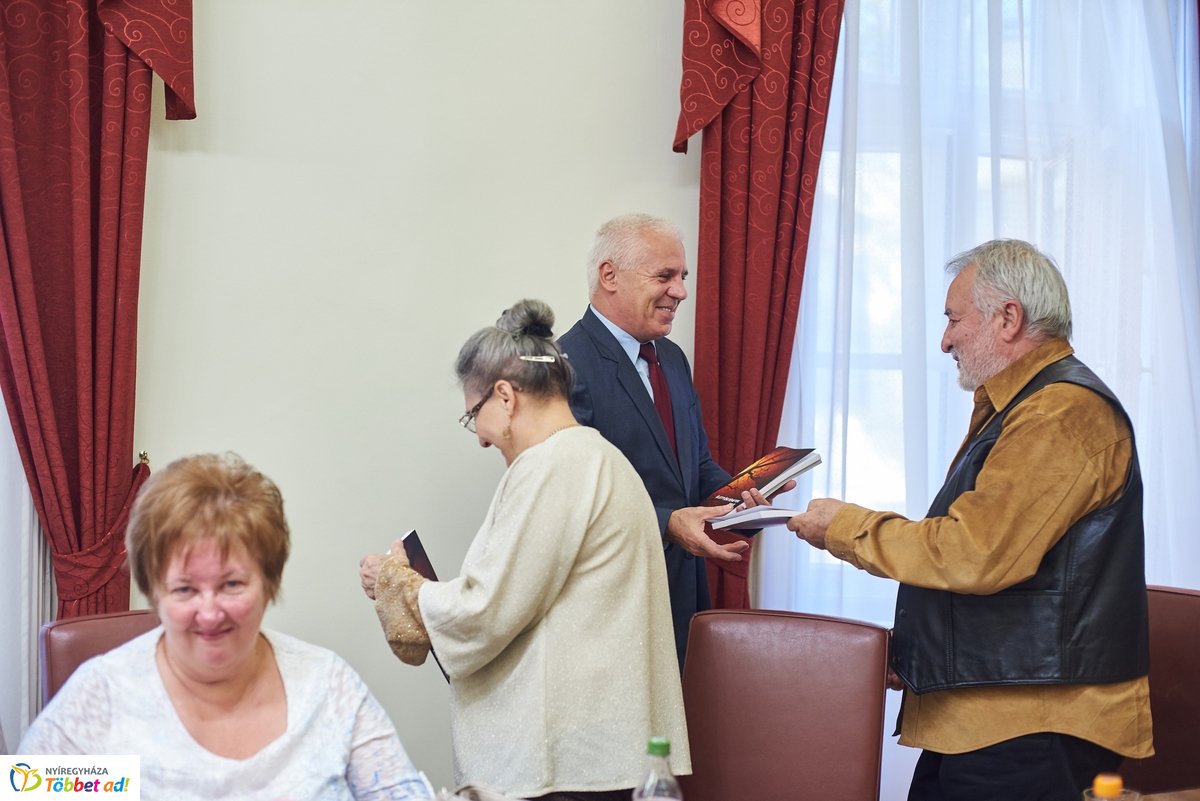 Élettörténetek - könyv átadó