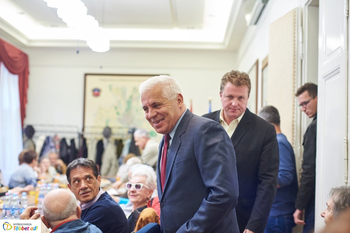 Élettörténetek - könyv átadó