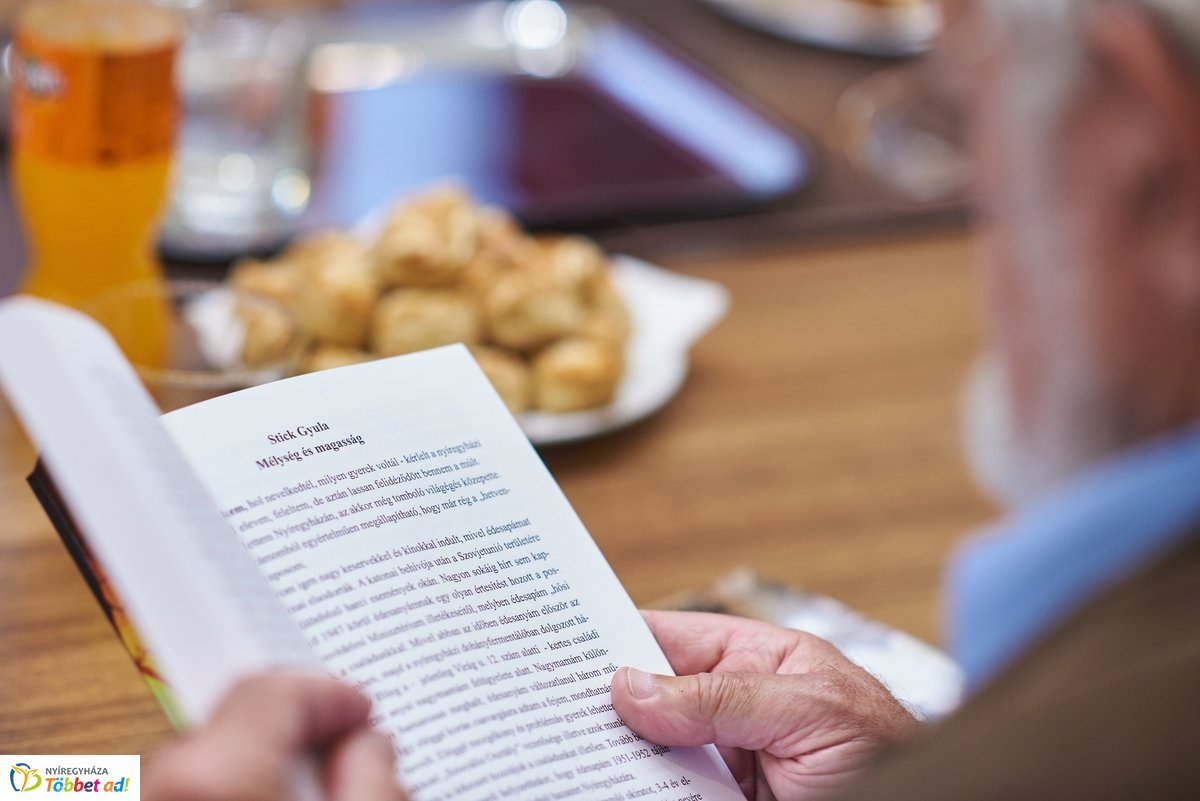 Élettörténetek - könyv átadó