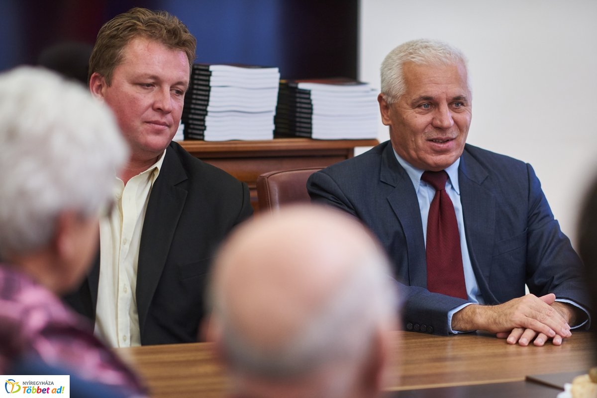 Élettörténetek - könyv átadó