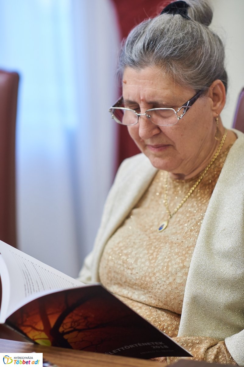 Élettörténetek - könyv átadó