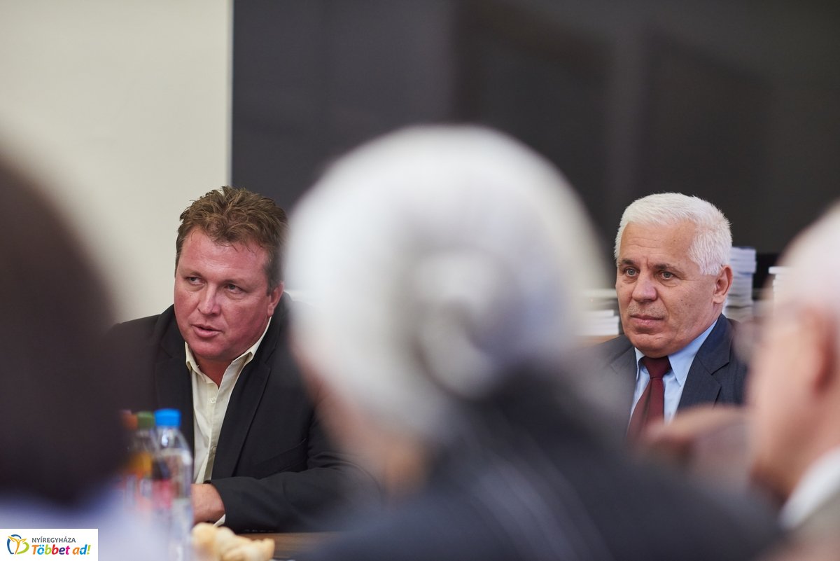 Élettörténetek - könyv átadó