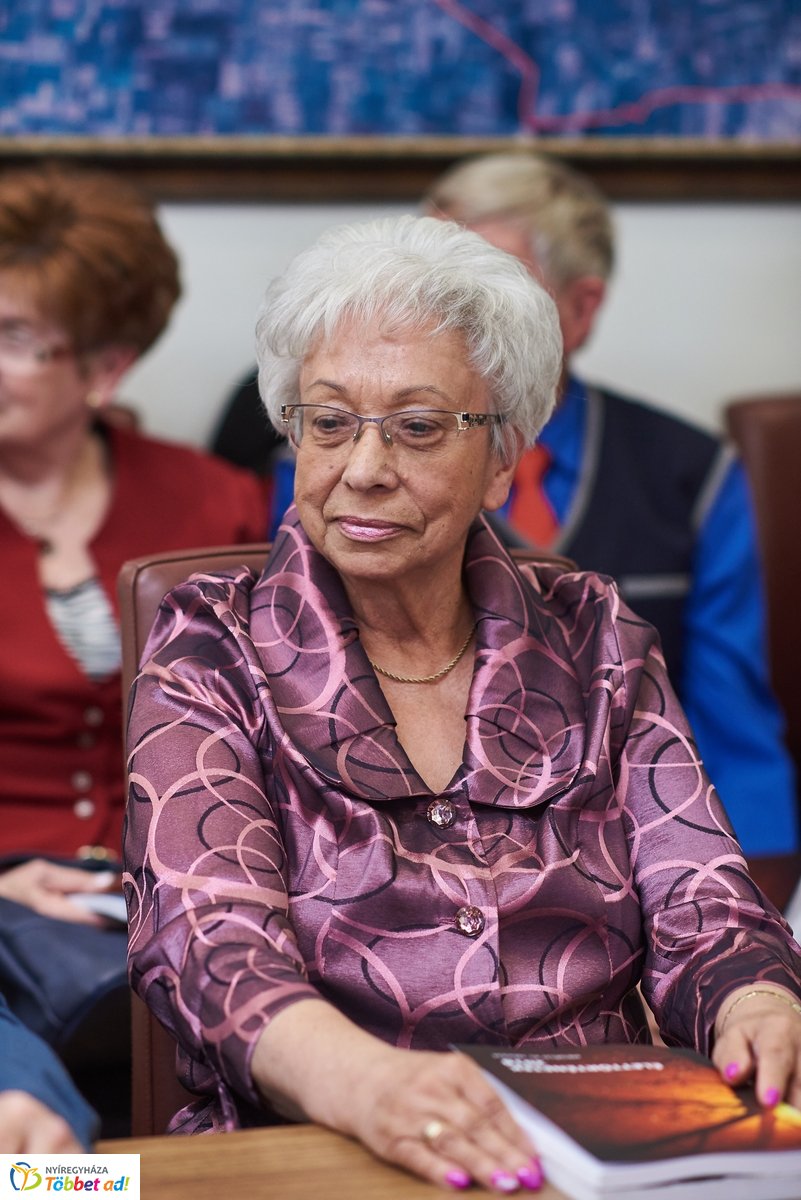 Élettörténetek - könyv átadó