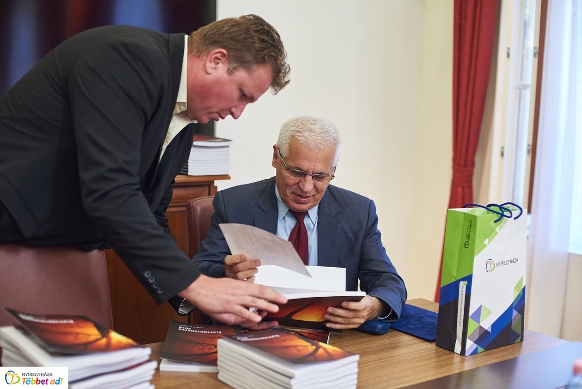 Élettörténetek - könyv átadó