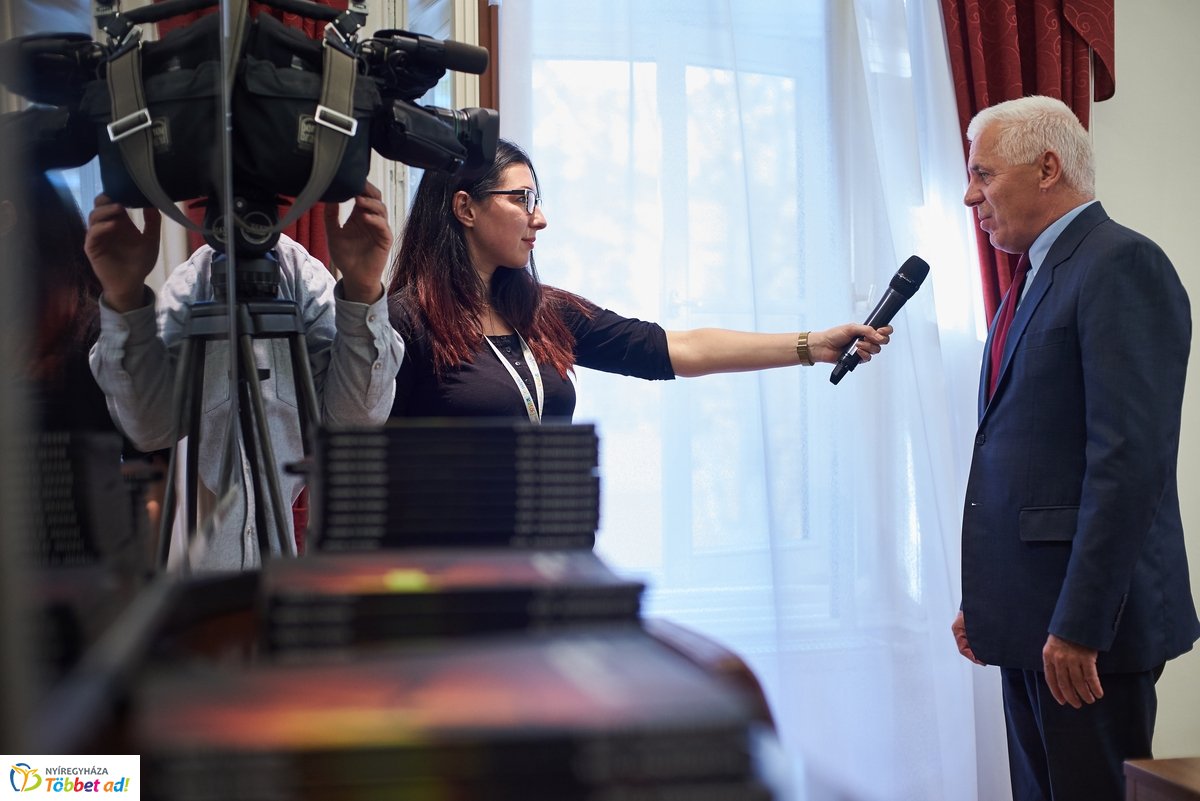 Élettörténetek - könyv átadó