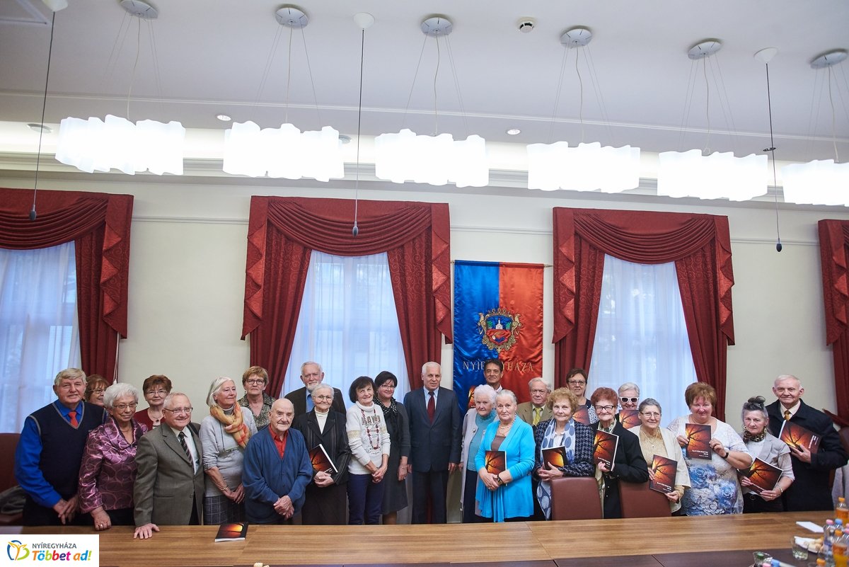 Élettörténetek - könyv átadó