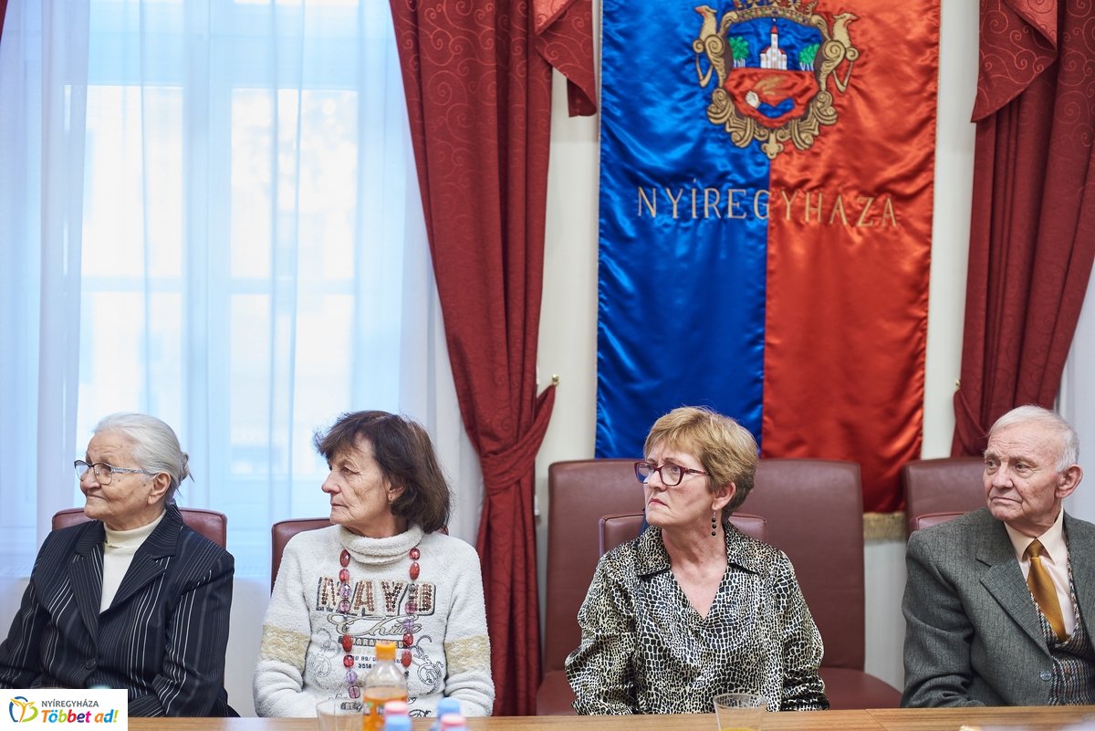 Élettörténetek - könyv átadó