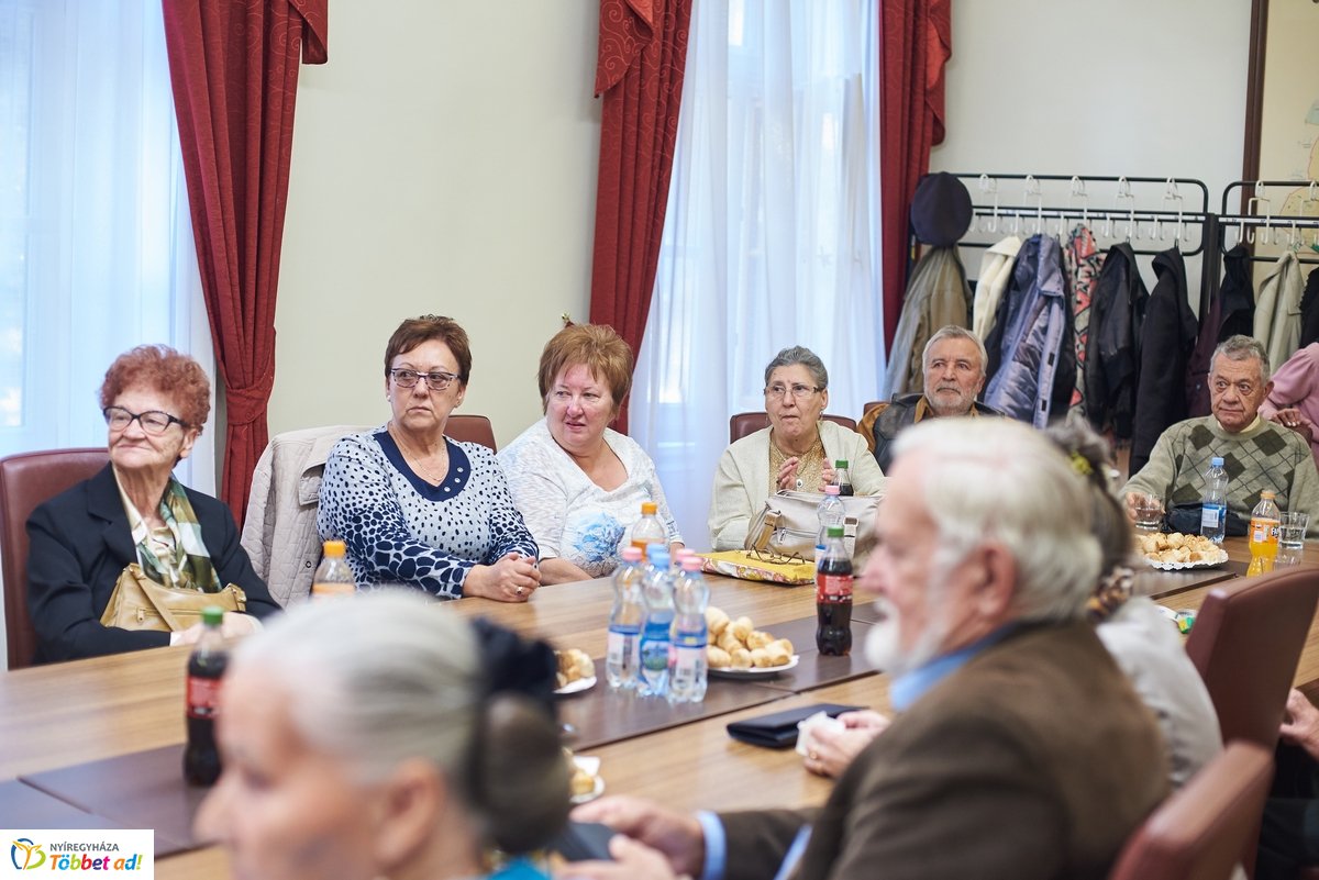 Élettörténetek - könyv átadó