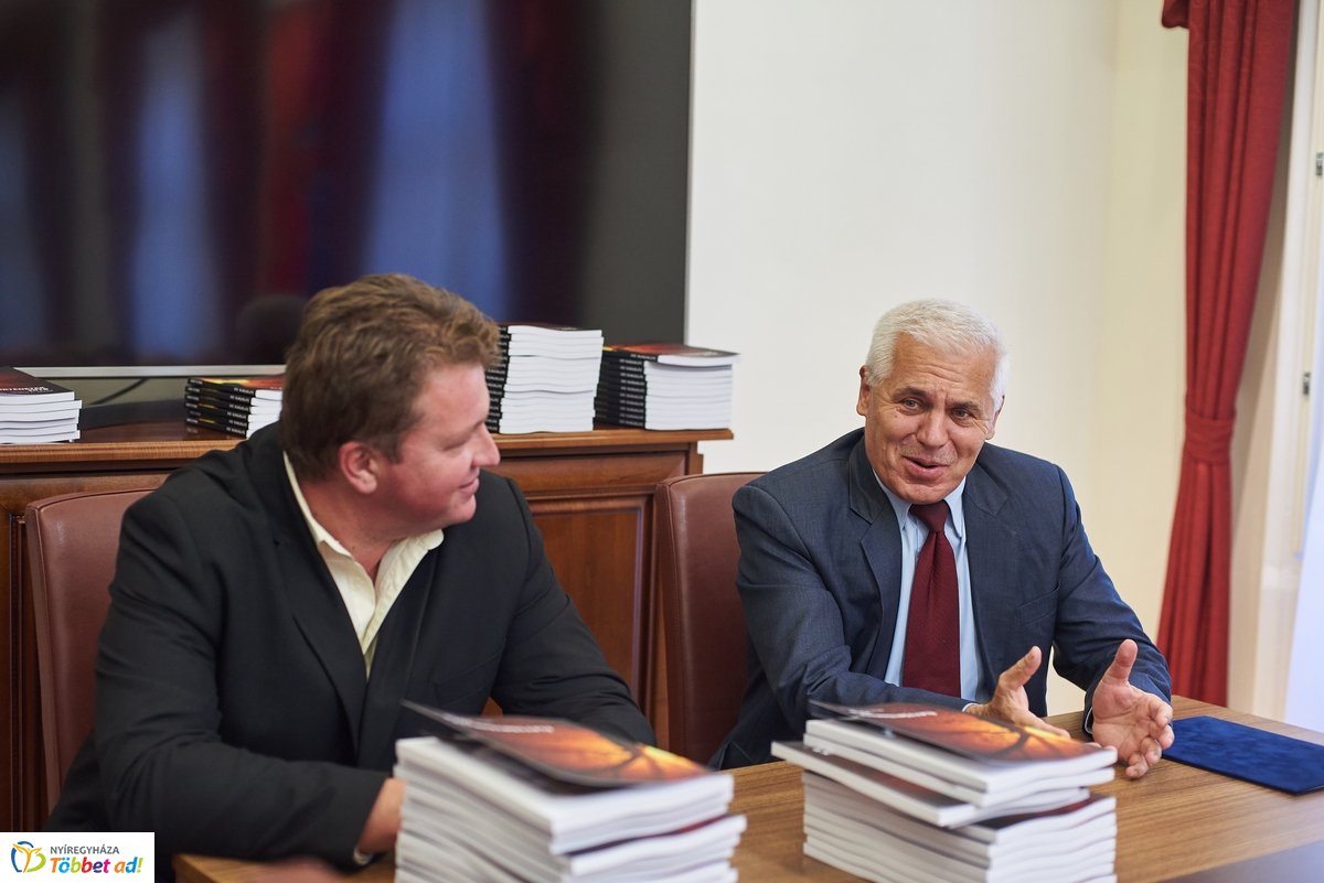 Élettörténetek - könyv átadó