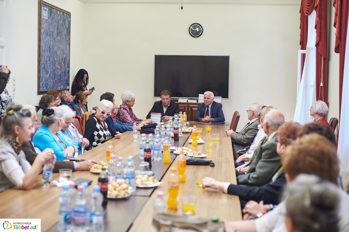 Élettörténetek - könyv átadó