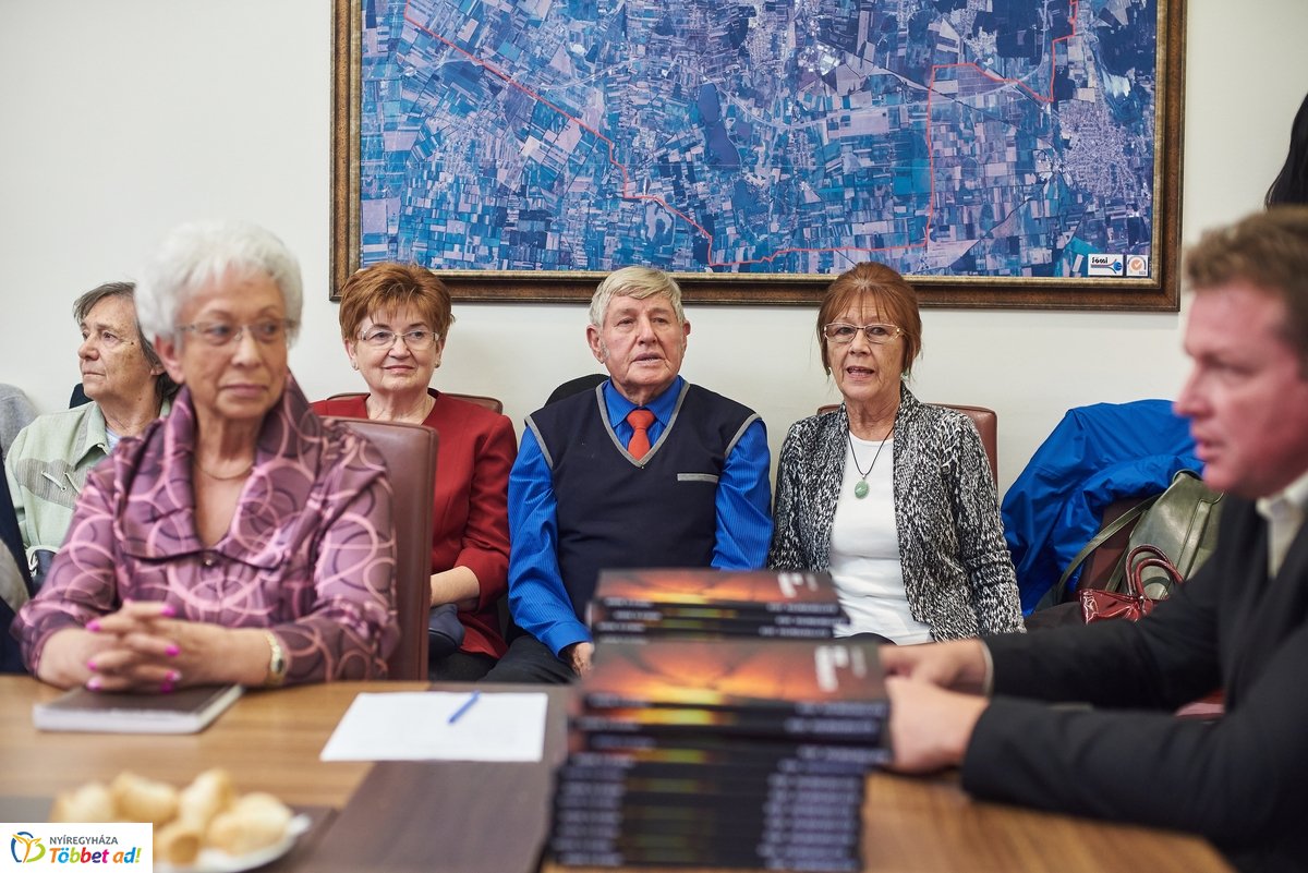 Élettörténetek - könyv átadó