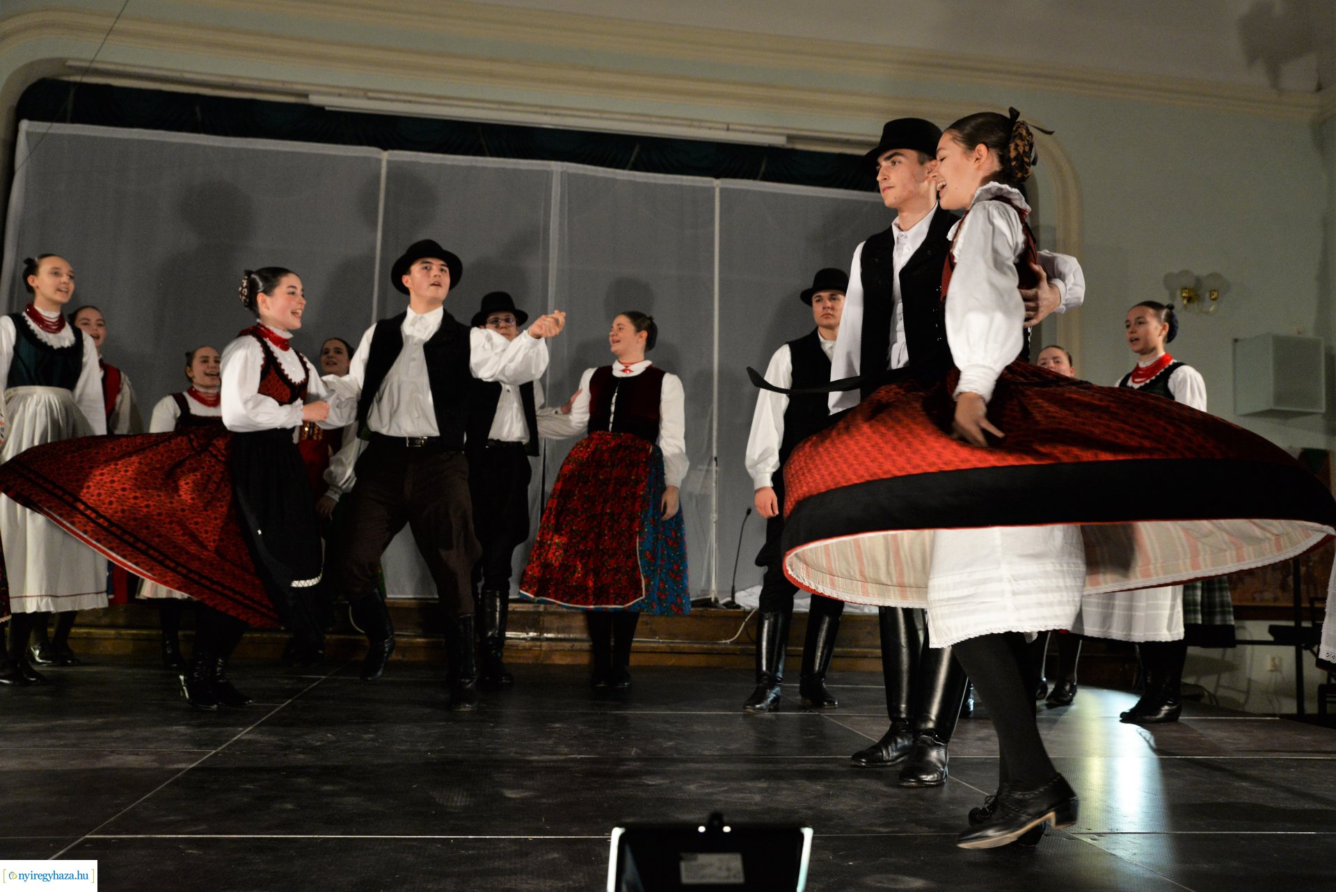 ELHISZEM-a Kismargaréta és a Margaréta Táncegyüttes karácsonyi műsora