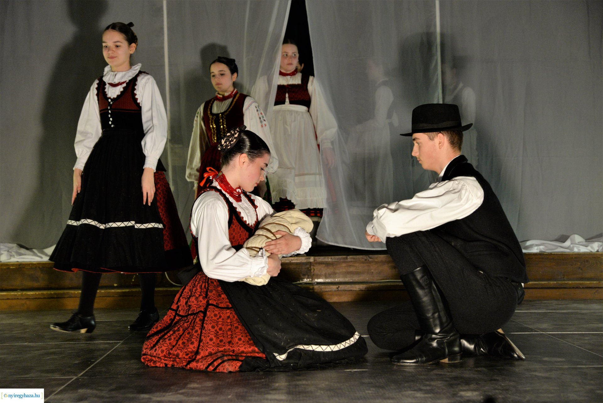 ELHISZEM-a Kismargaréta és a Margaréta Táncegyüttes karácsonyi műsora