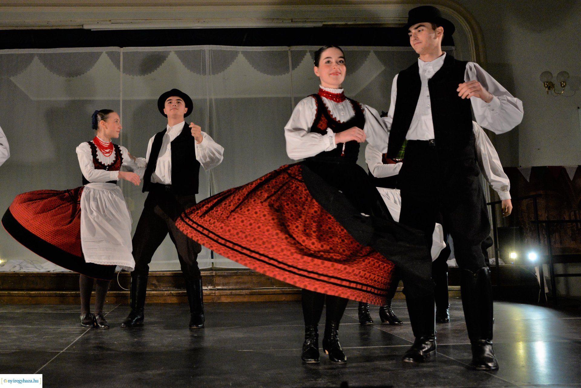 ELHISZEM-a Kismargaréta és a Margaréta Táncegyüttes karácsonyi műsora