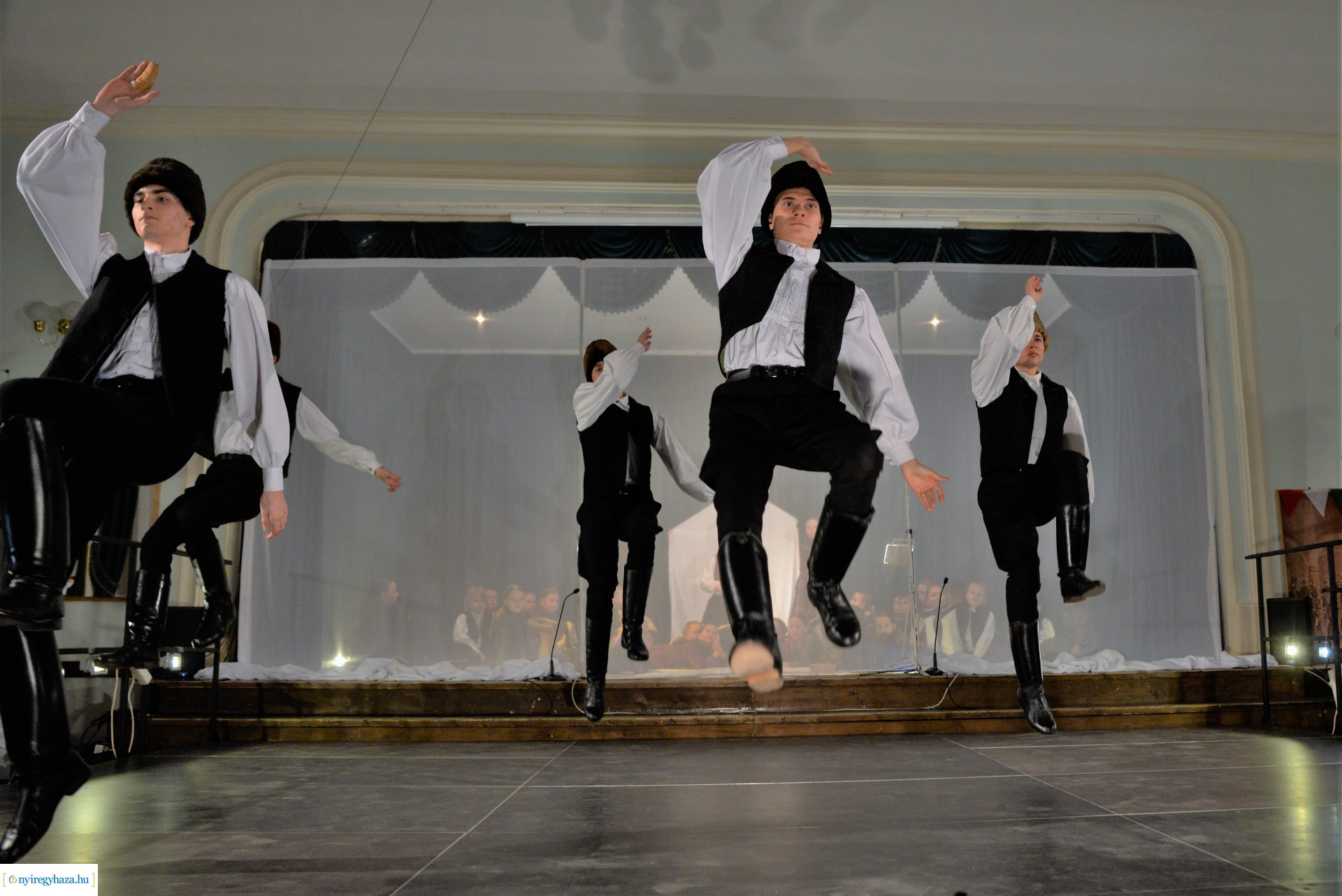 ELHISZEM-a Kismargaréta és a Margaréta Táncegyüttes karácsonyi műsora