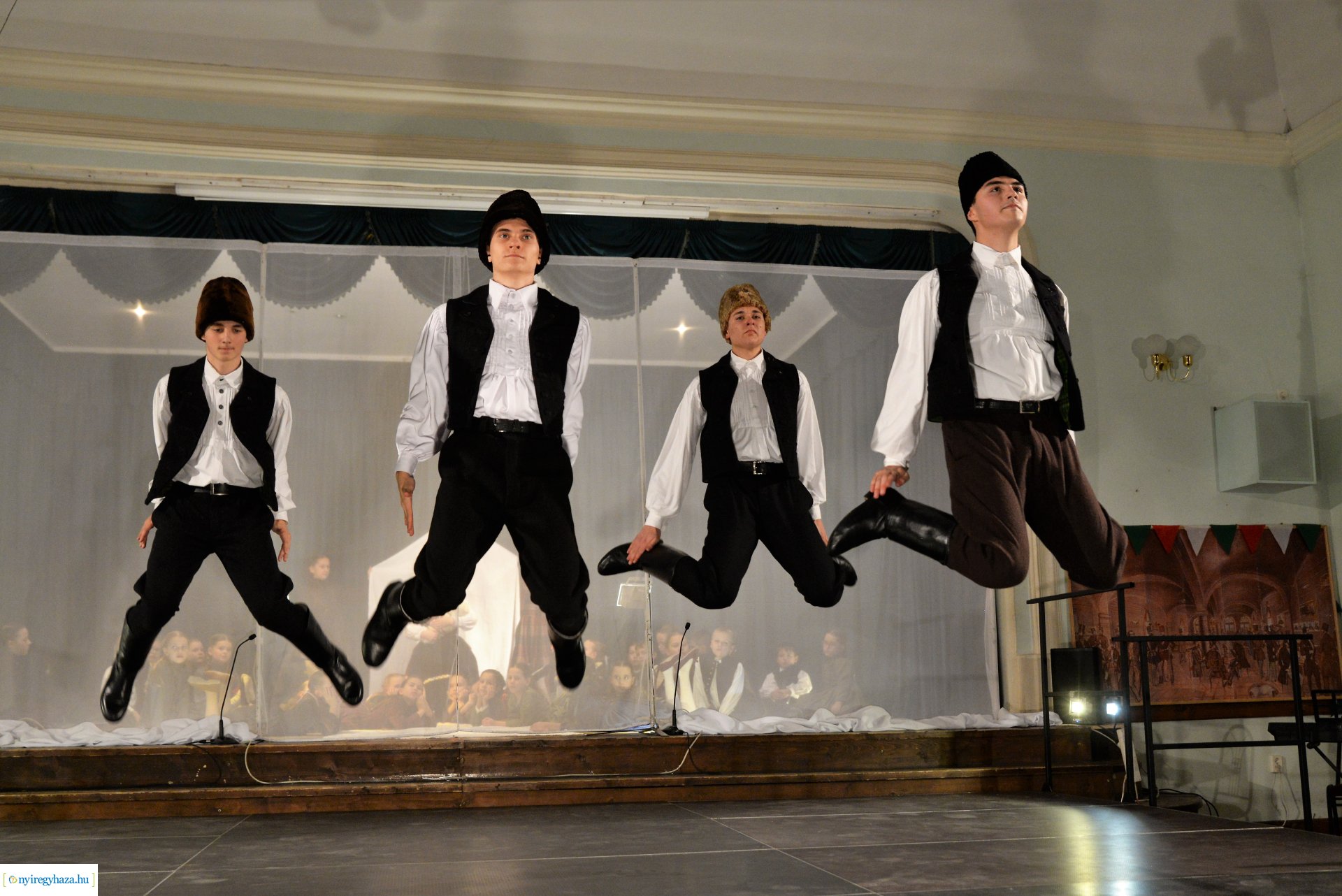 ELHISZEM-a Kismargaréta és a Margaréta Táncegyüttes karácsonyi műsora