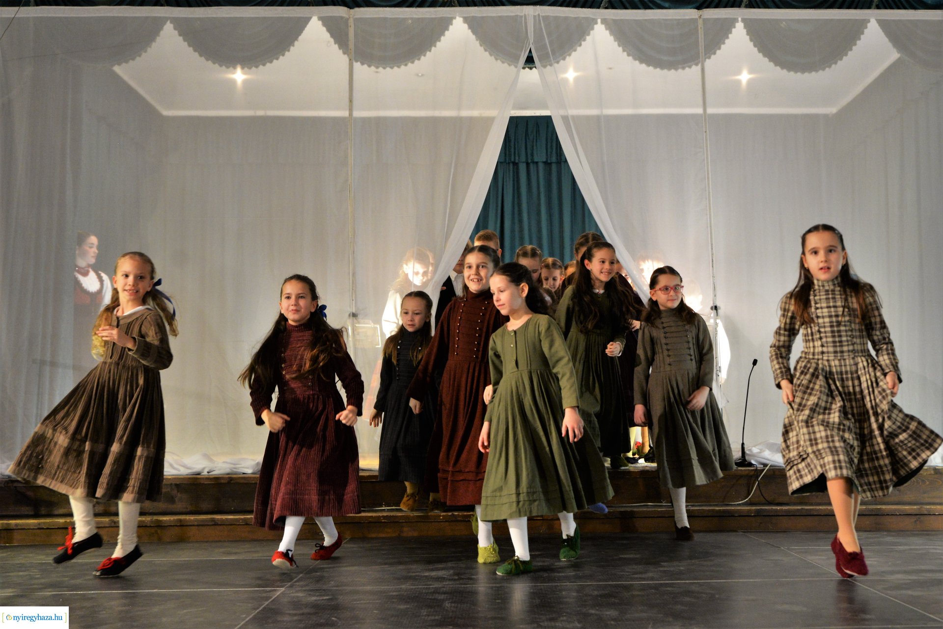 ELHISZEM-a Kismargaréta és a Margaréta Táncegyüttes karácsonyi műsora