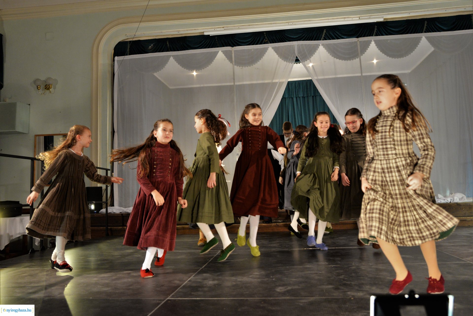 ELHISZEM-a Kismargaréta és a Margaréta Táncegyüttes karácsonyi műsora