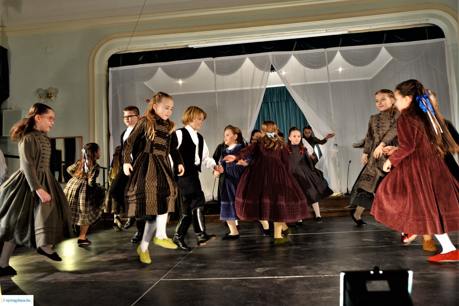 ELHISZEM-a Kismargaréta és a Margaréta Táncegyüttes karácsonyi műsora