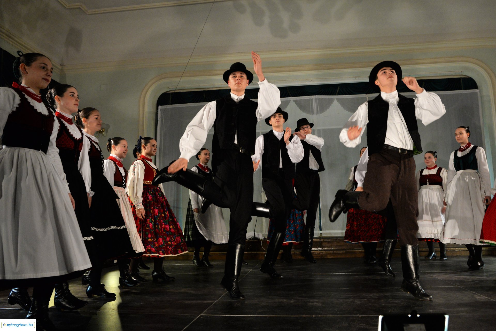 ELHISZEM-a Kismargaréta és a Margaréta Táncegyüttes karácsonyi műsora