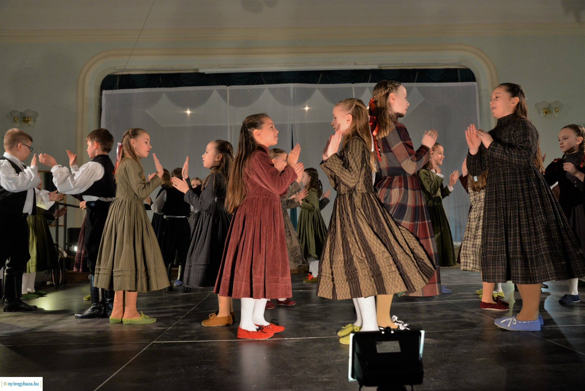 ELHISZEM-a Kismargaréta és a Margaréta Táncegyüttes karácsonyi műsora