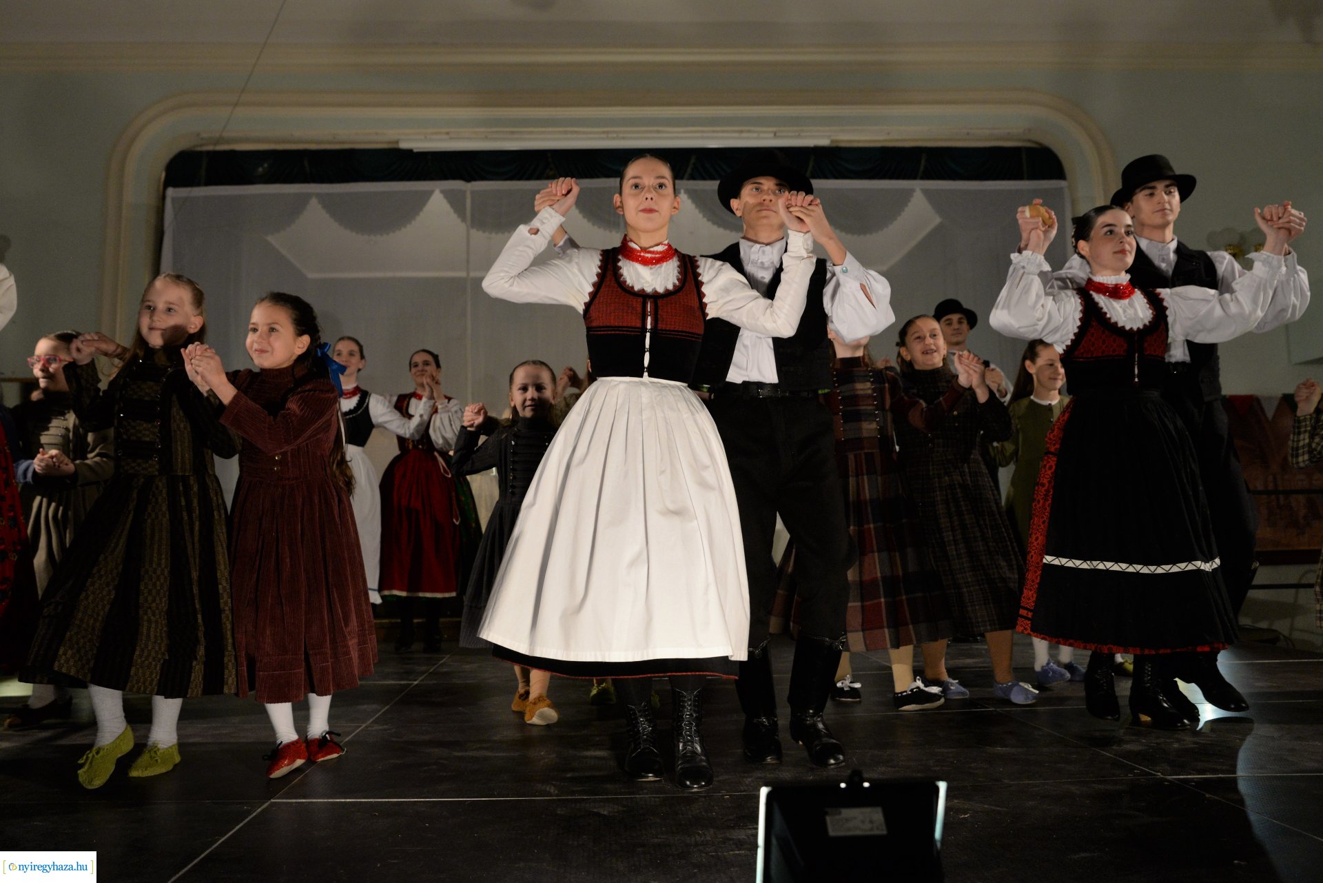 ELHISZEM-a Kismargaréta és a Margaréta Táncegyüttes karácsonyi műsora