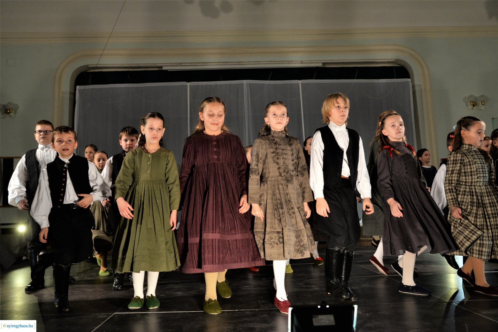 ELHISZEM-a Kismargaréta és a Margaréta Táncegyüttes karácsonyi műsora