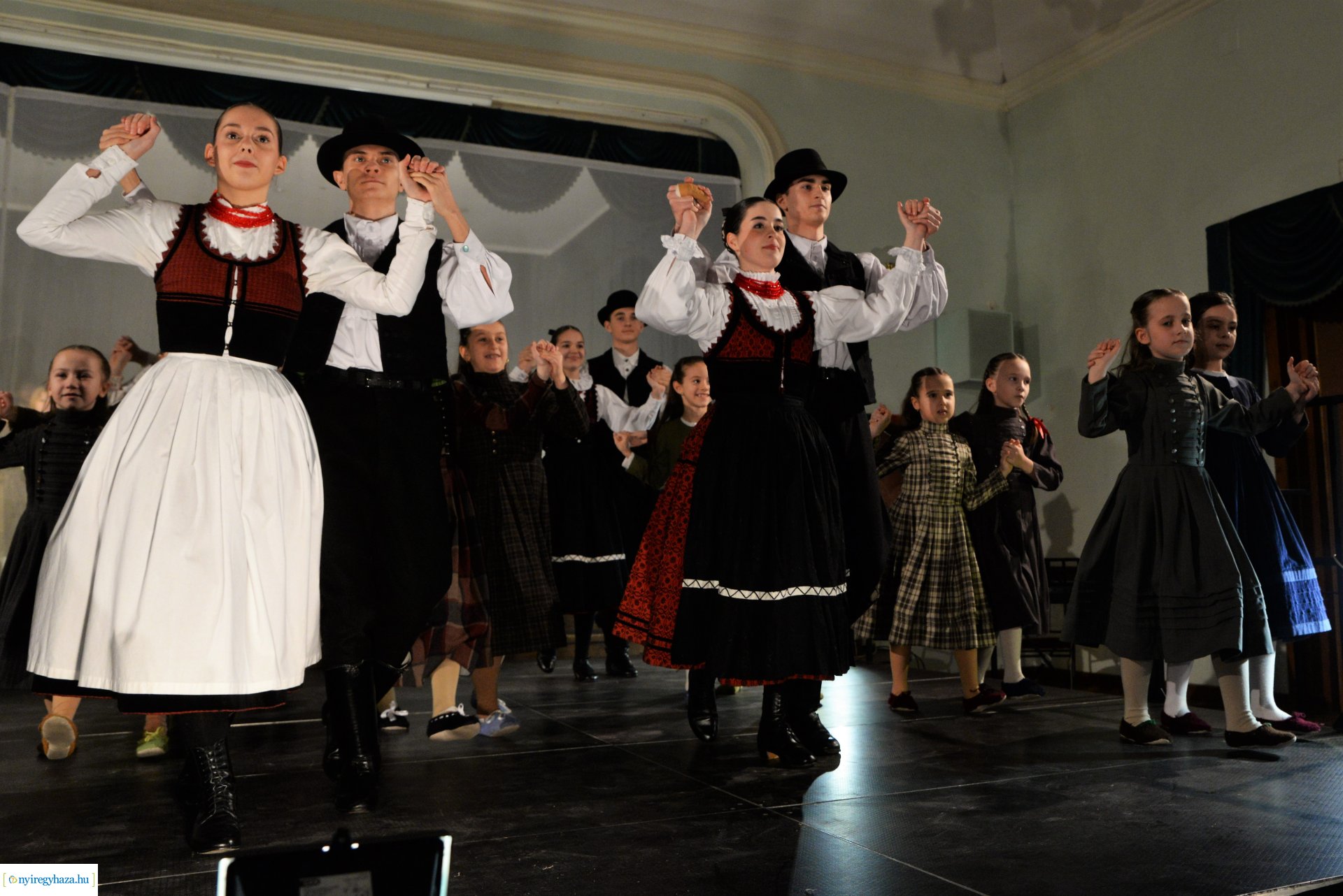 ELHISZEM-a Kismargaréta és a Margaréta Táncegyüttes karácsonyi műsora