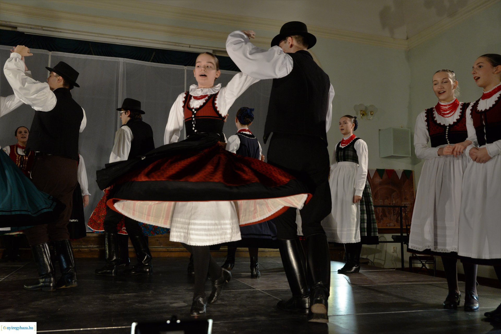 ELHISZEM-a Kismargaréta és a Margaréta Táncegyüttes karácsonyi műsora