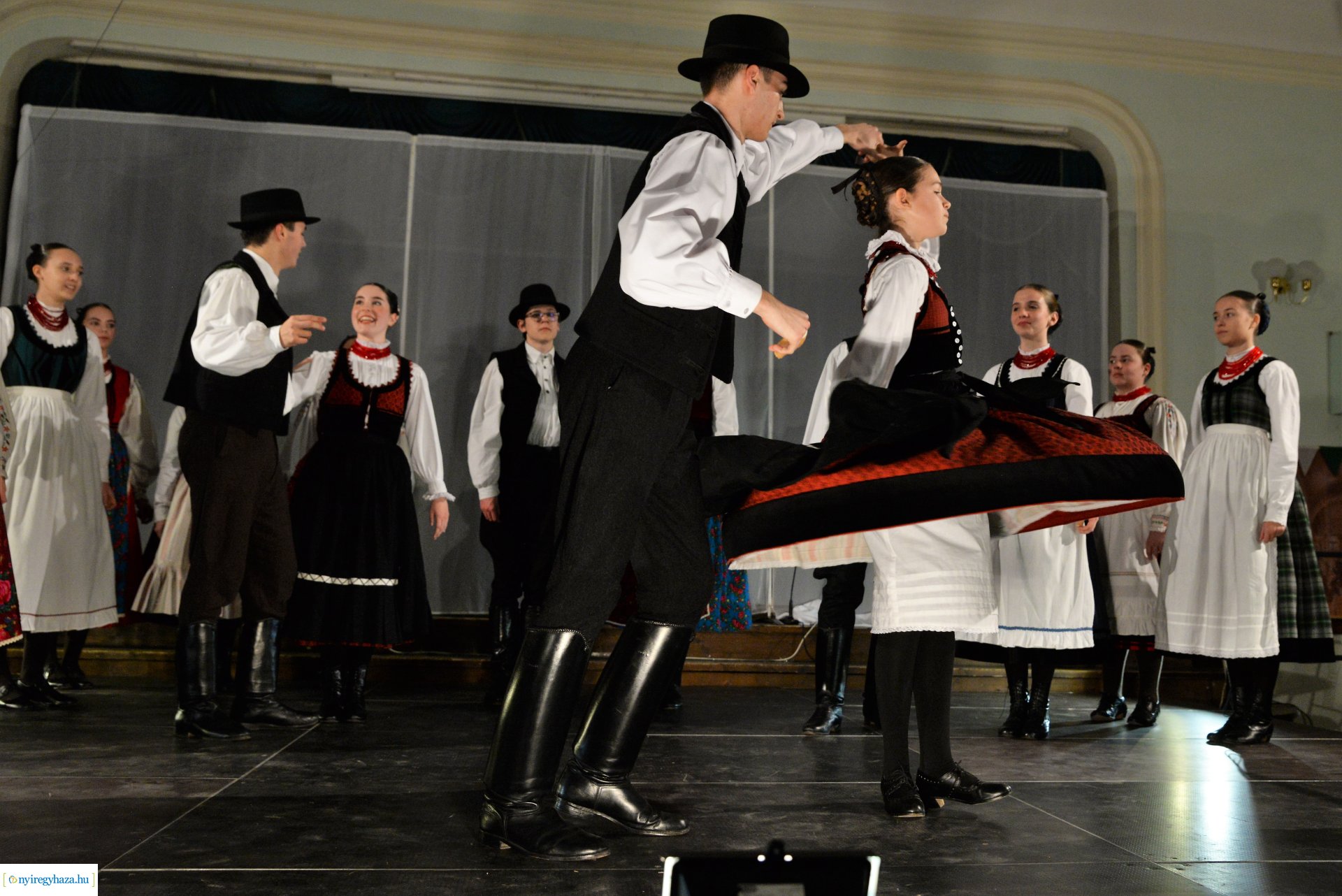 ELHISZEM-a Kismargaréta és a Margaréta Táncegyüttes karácsonyi műsora