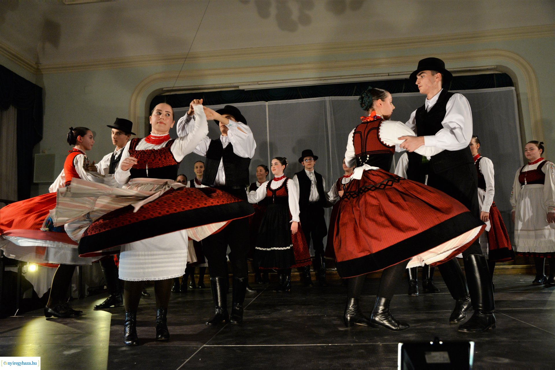 ELHISZEM-a Kismargaréta és a Margaréta Táncegyüttes karácsonyi műsora