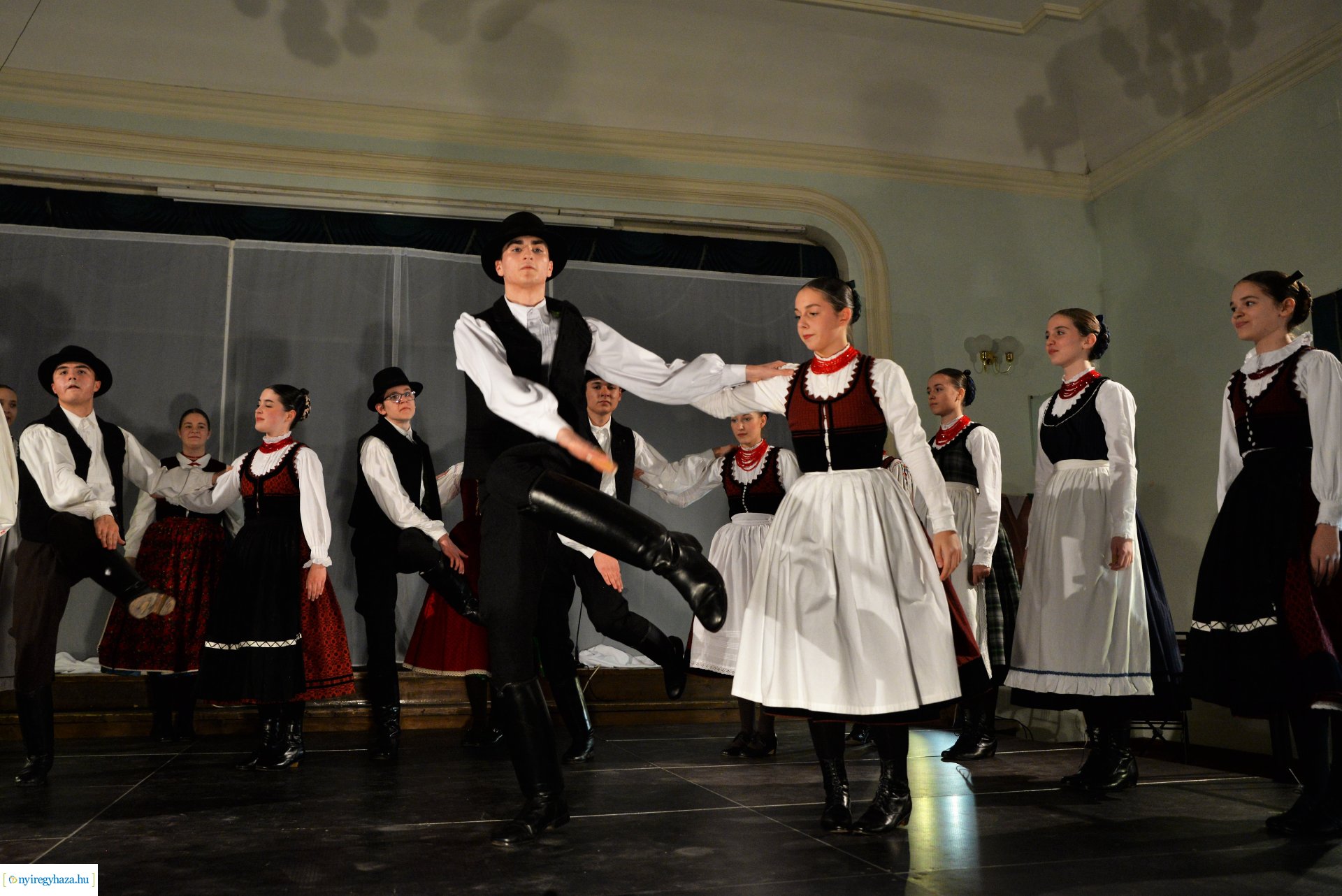 ELHISZEM-a Kismargaréta és a Margaréta Táncegyüttes karácsonyi műsora