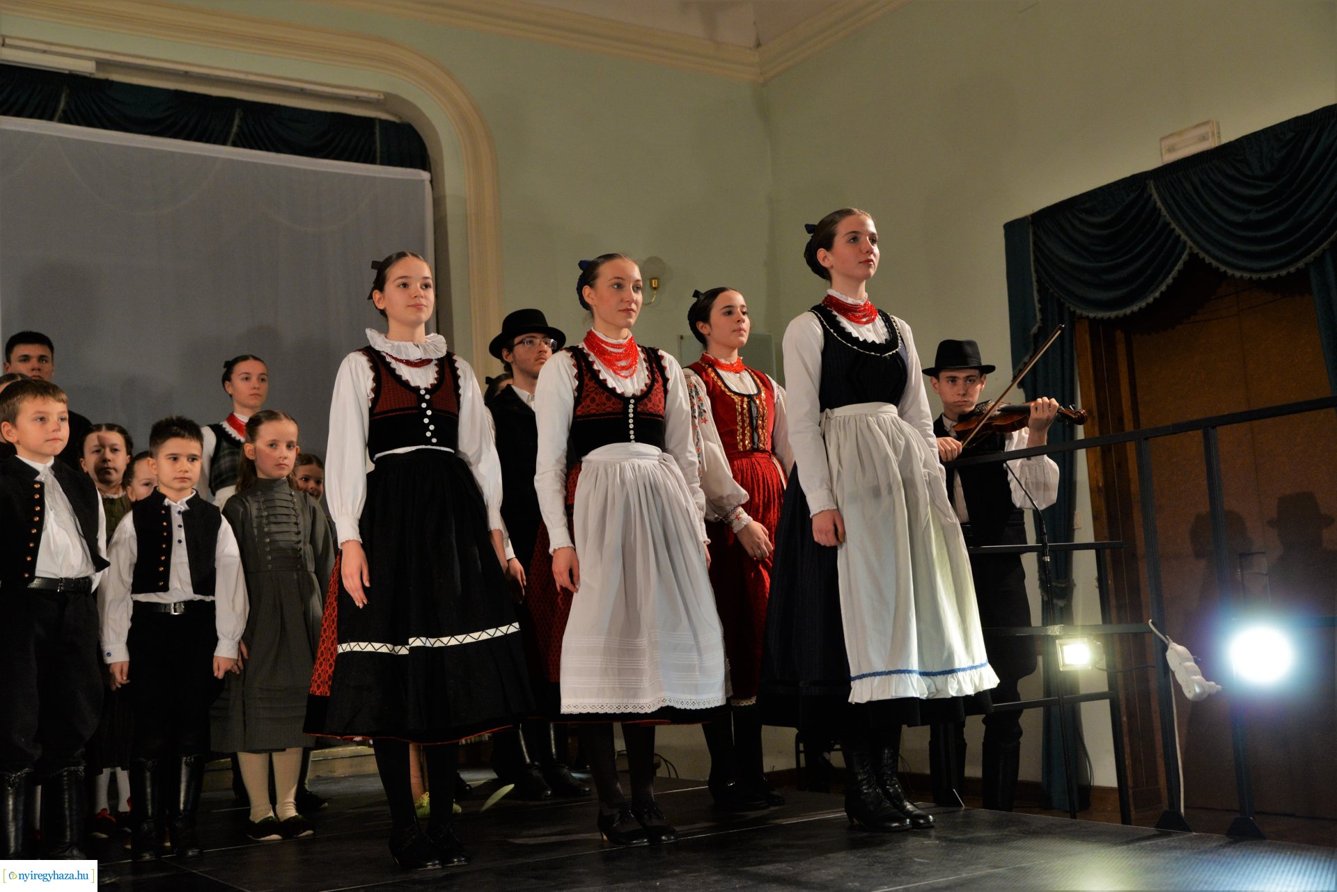 ELHISZEM-a Kismargaréta és a Margaréta Táncegyüttes karácsonyi műsora