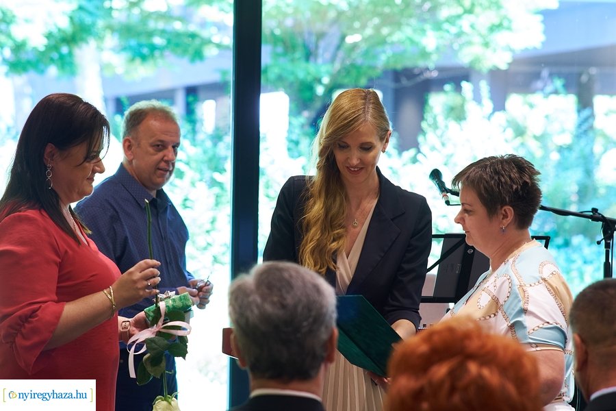 Elismerések az egészségügyi dolgozóknak