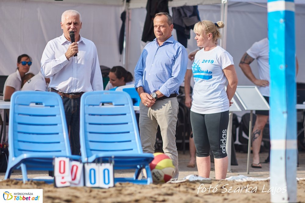 Elkezdődött a Hübner strand röpi