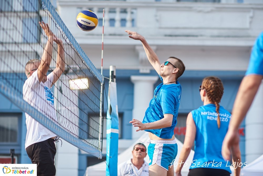 Elkezdődött a Hübner strand röpi