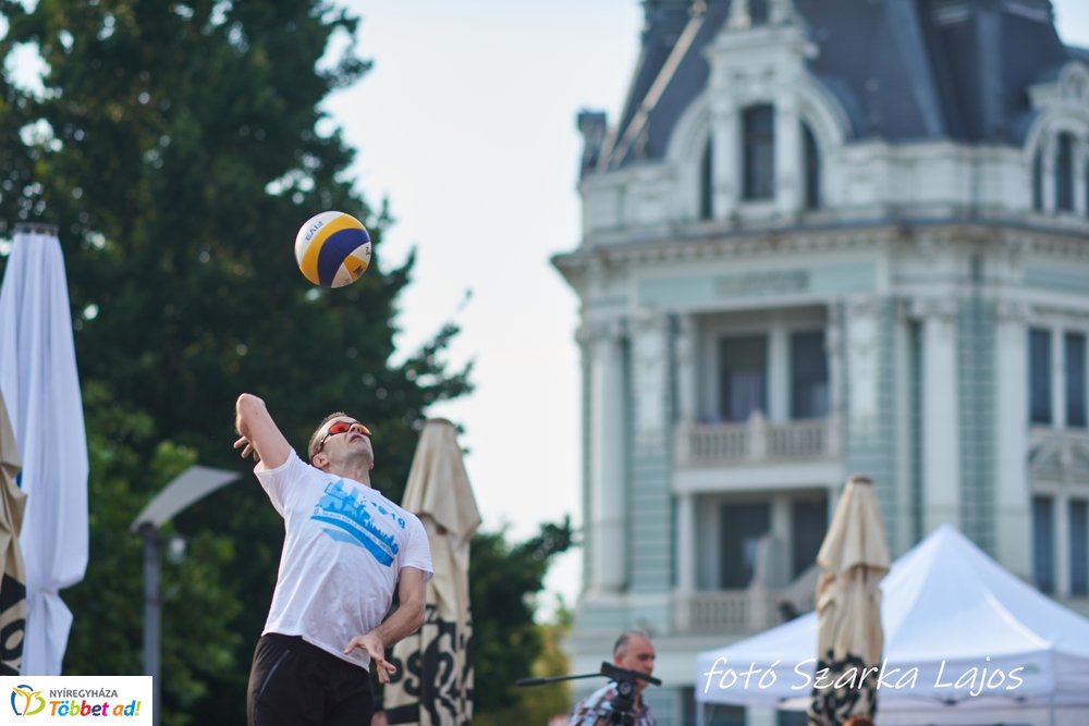 Elkezdődött a Hübner strand röpi