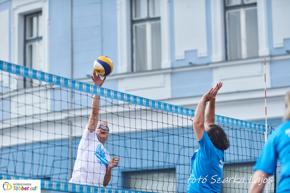 Elkezdődött a Hübner strand röpi