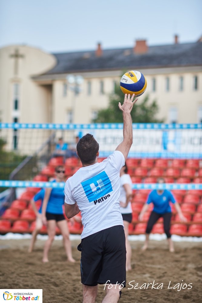 Elkezdődött a Hübner strand röpi