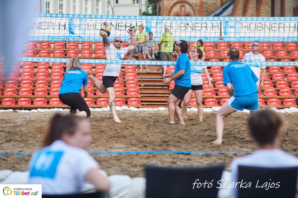 Elkezdődött a Hübner strand röpi