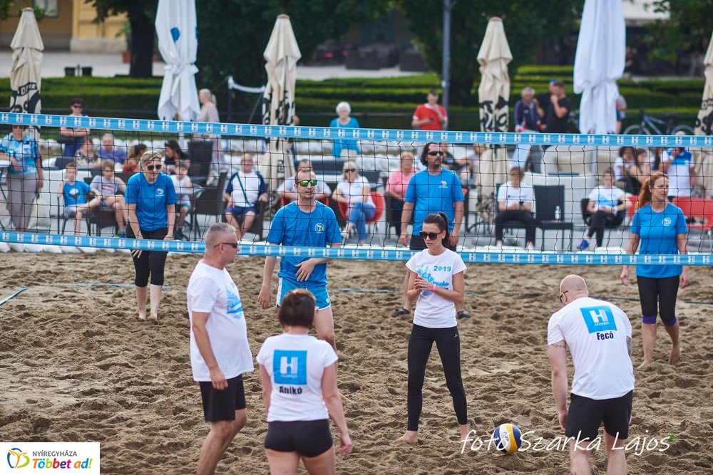 Elkezdődött a Hübner strand röpi