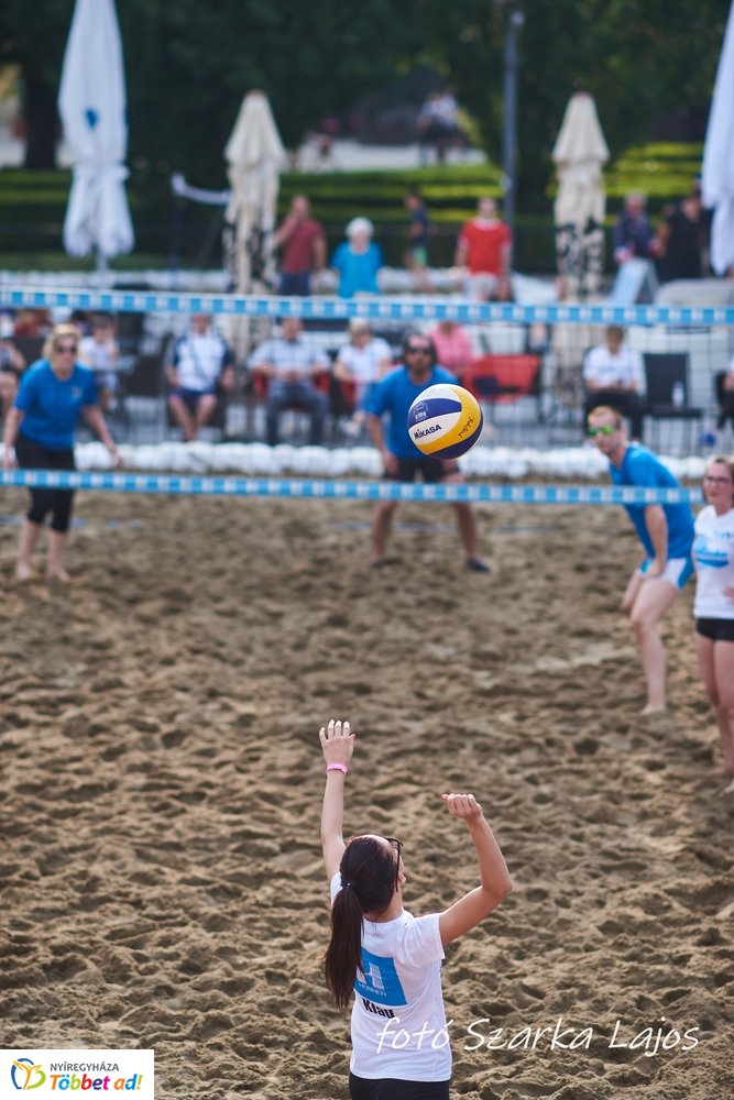 Elkezdődött a Hübner strand röpi